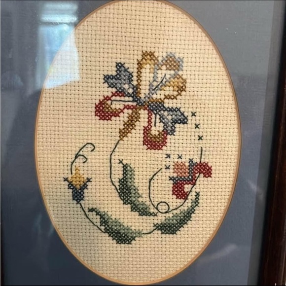 Vintage Handmade Pair of Framed Needlepoint Jacobean Style Flower Embroidery - Picture 4 of 4